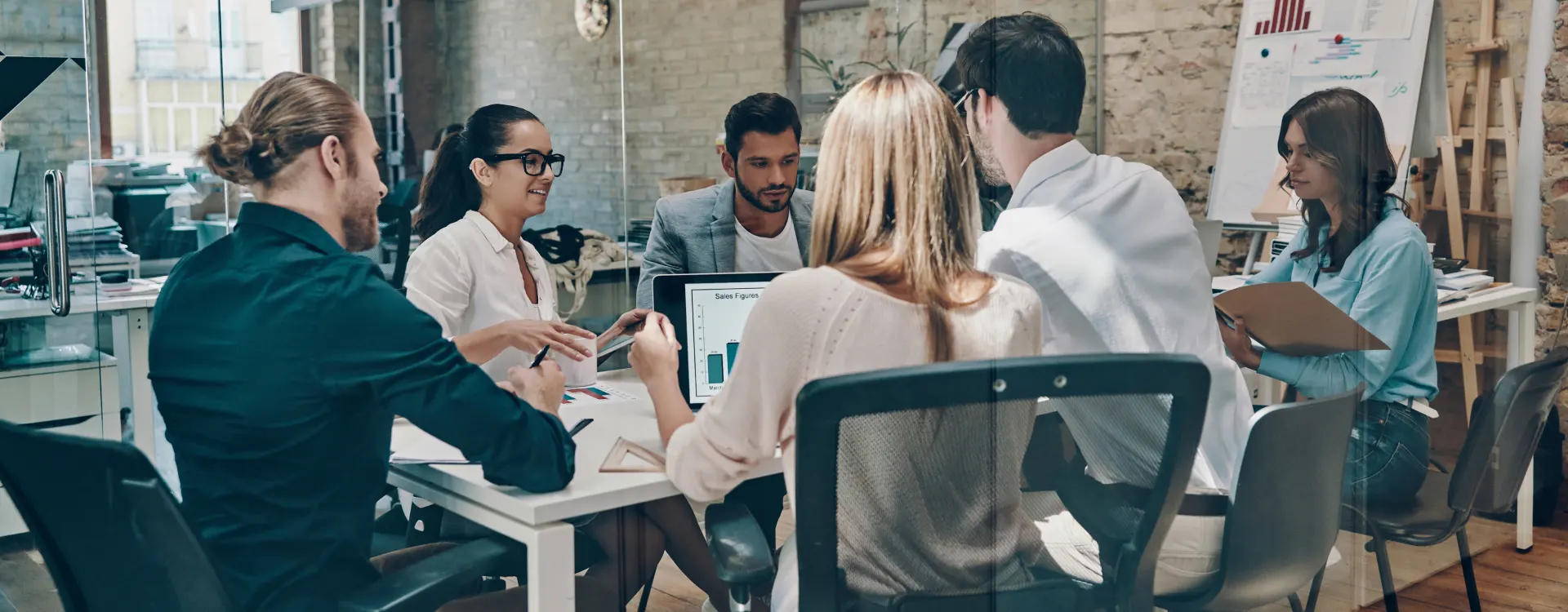 Equipo revisando una estrategia de seguridad para empresas