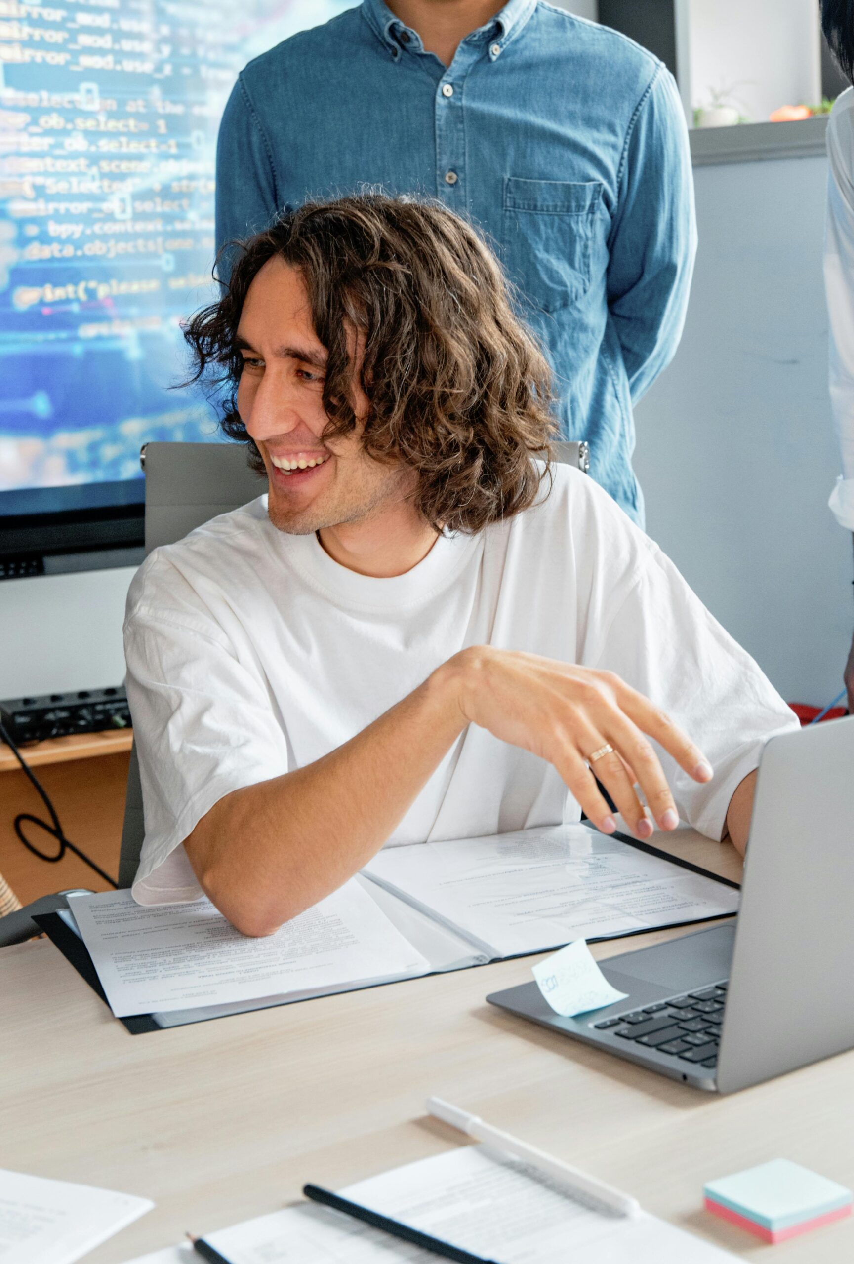 Especialistas de seguridad trabajando con sistemas empresariales